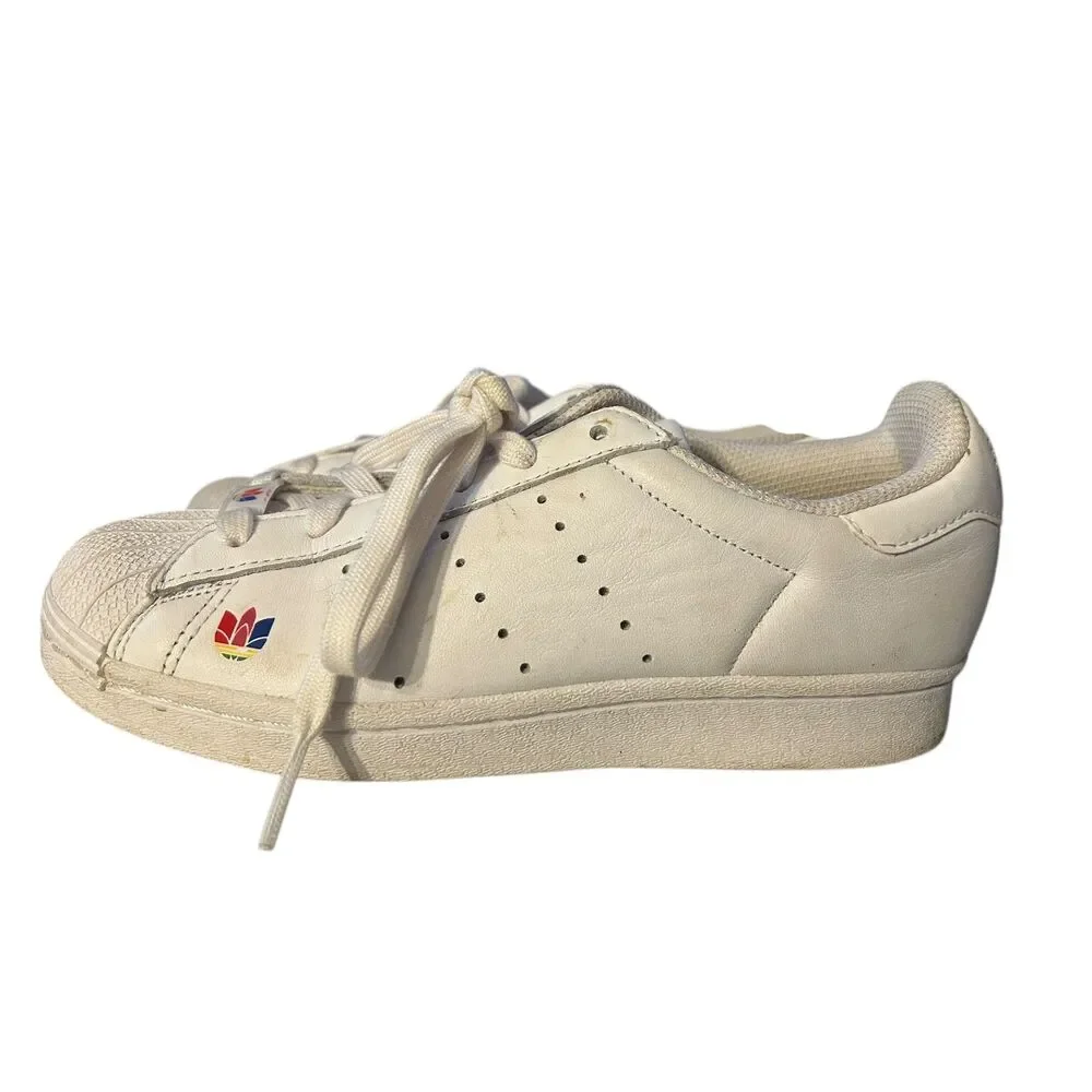 Boys Adidas Superstar Pure Cloud White Size 5.5 (equivalent to women's 7.5) - Picture 2 of 9